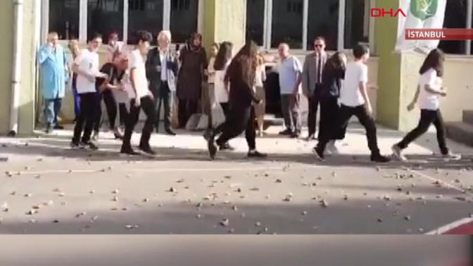 Kadıköy Anadolu Lisesi Öğrencileri, Tepki Çeken 'Simit Atma' Geleneğini Anlattı