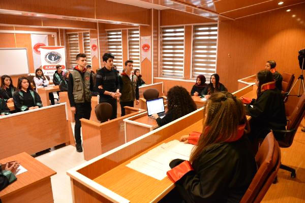 Melek mi, Şeytan mı, Sadece Adalet Savaşçısı mı? Bir Avukata Sorulması Gereken 11 Çarpıcı Soruyu Avukat Tolga Aydemir'e Sordum