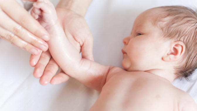 Johnson's Baby Bebek Yağı ile Miniklere Masaj Keyfi!