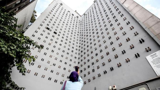 Kabataş'ta 440 Çift Kadın Ayakkabısı Duvara Asıldı