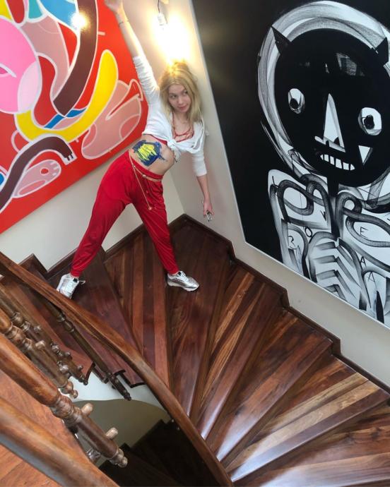 Aleyna Tilki Göbeğini Sarı Laciverte Boyadı (Foto Galeri)