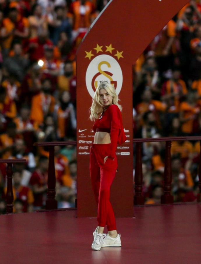 Aleyna Tilki Göbeğini Sarı Laciverte Boyadı (Foto Galeri)