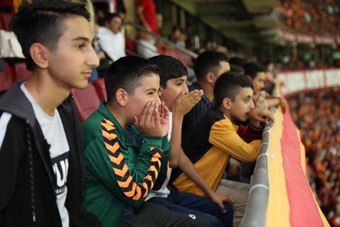 İBB Başkanı Ekrem İmamoğlu, Sultanbeyli'den Gelen Çocuklarla Galatasaray-Kasımpaşa Maçını İzledi