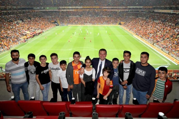 Ekrem İmamoğlu ve Çocuklar Türk Telekom Stadyumu'nda