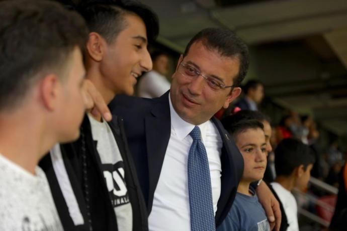 İBB Başkanı Ekrem İmamoğlu, Sultanbeyli'den Gelen Çocuklarla Galatasaray-Kasımpaşa Maçını İzledi