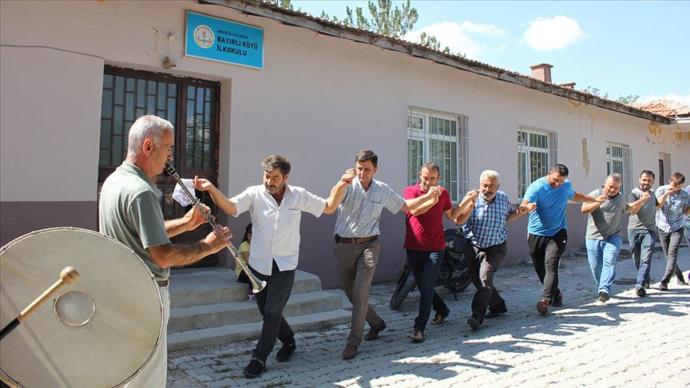 Gördüğünüz Düğün Halayı Değil, İnternet Halayı!