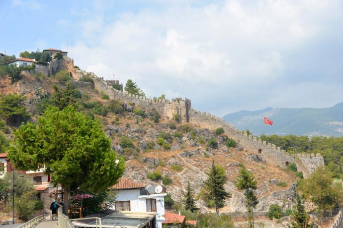 Ne Yaptın Walter? Evde Yapılan Tadilat Alanya Kalesi'ndeki Surları Yıktı!