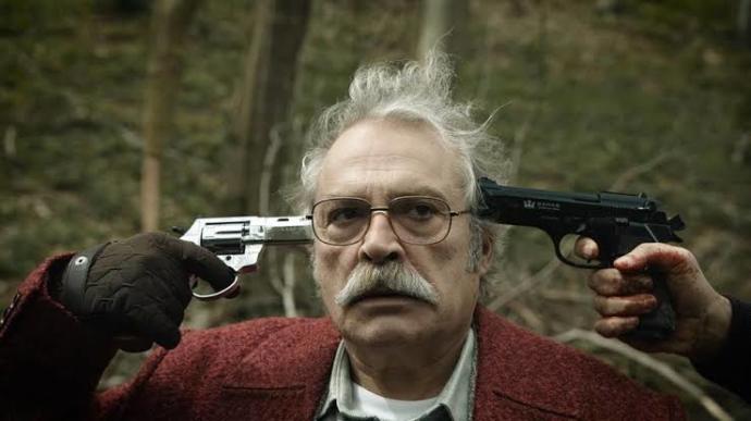 Emmy Adayımız Haluk Bilginer’in Oyunculuğunun Yanında Kalitesi ile de Göz Dolduran 6 İşi!