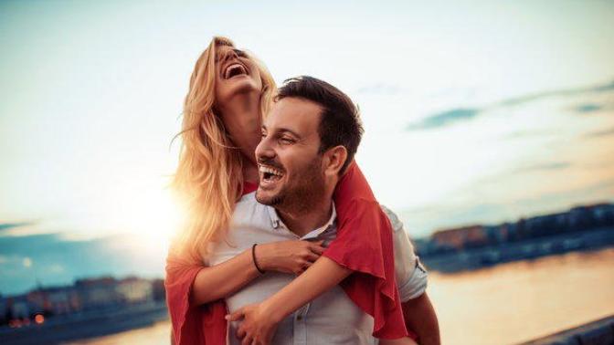 Sevgilinizin, Size Ne Kadar Aşık Olduğunu Gösterecek 5 Kanıt 