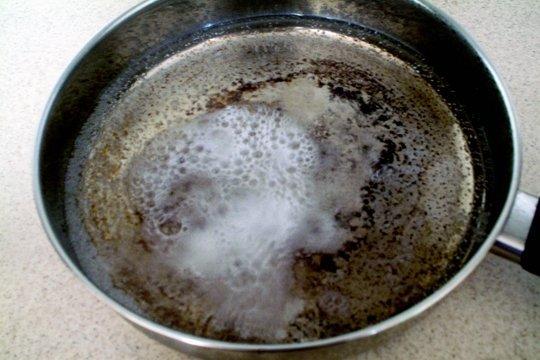 Kolları Sıvayın: Tavadaki Yanık İzlerini Siliyoruz!