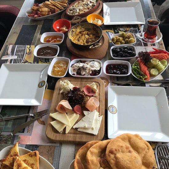 Hem Göze Hem Damağa Hitap Eden Birbirinden Lezzetli Yöresel Kahvaltı Çeşitleri!