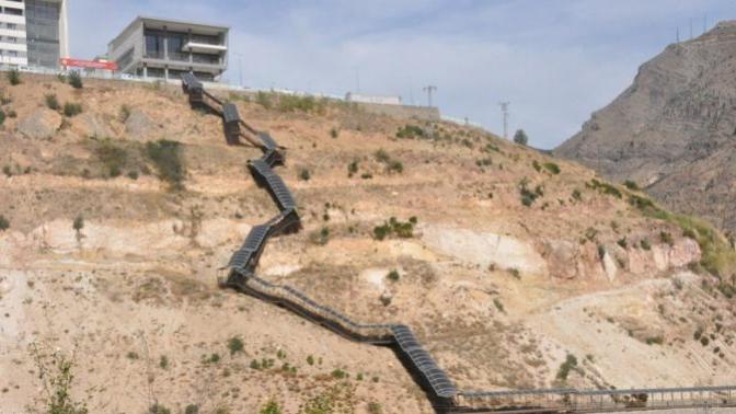 550 Basamaklı Yurda Ulaşmak İçin Öğrenciler 3 Kez Mola Veriyor!