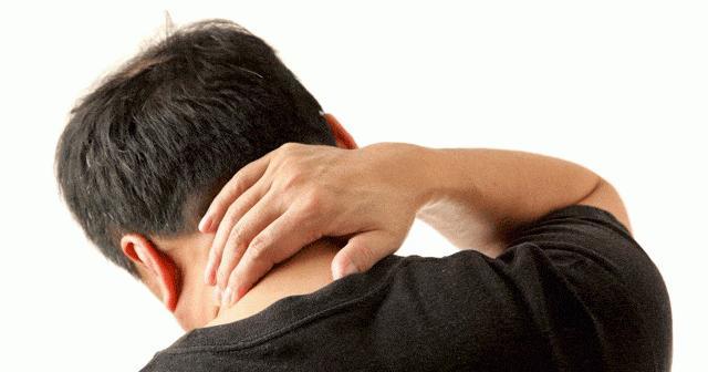 Sorulan sorular sonrasında ensesine dokunan insan