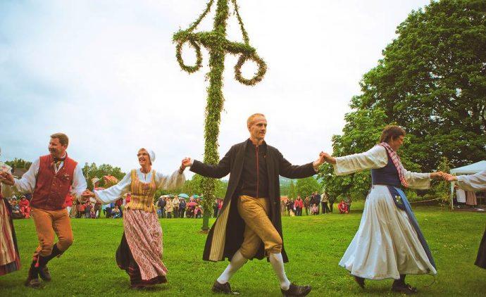 Gerçek bir midsommar kutlaması.Arkadaki sembole dikkat edin