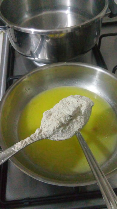 Lezzeti Damaklarda Kalan Un Çorbası Tarifi!