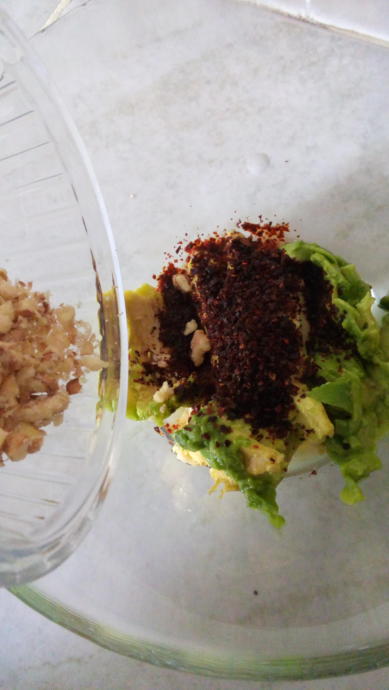 Sağlıklı Beslenenler Buraya: İsotlu Avokado Salatası Nasıl Yapılır?