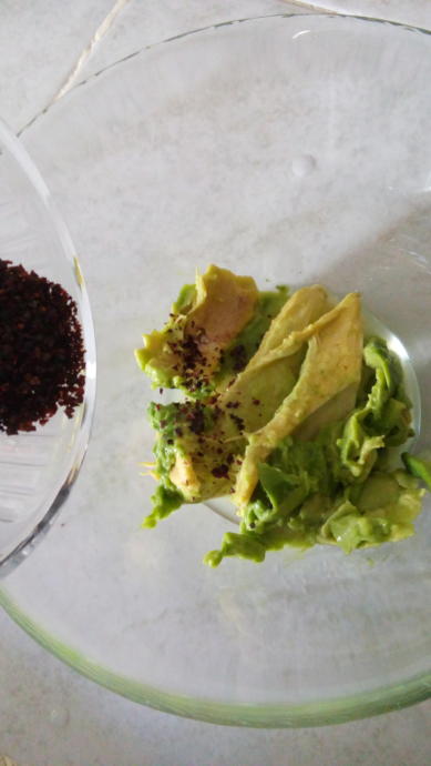 Sağlıklı Beslenenler Buraya: İsotlu Avokado Salatası Nasıl Yapılır?