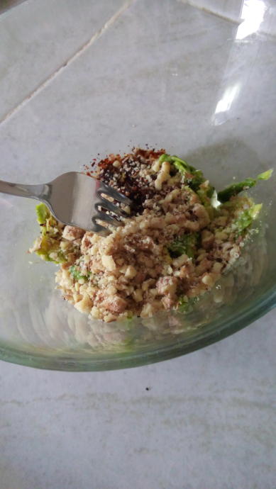 Sağlıklı Beslenenler Buraya: İsotlu Avokado Salatası Nasıl Yapılır?