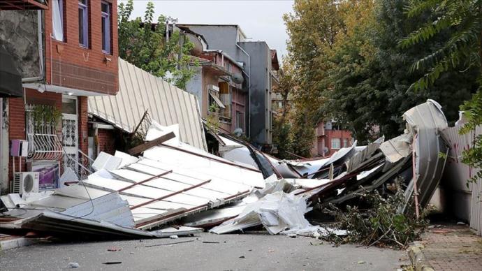 İstanbul'da Fırtına: Maltepe'de Bir Okulun Çatısı Uçtu!