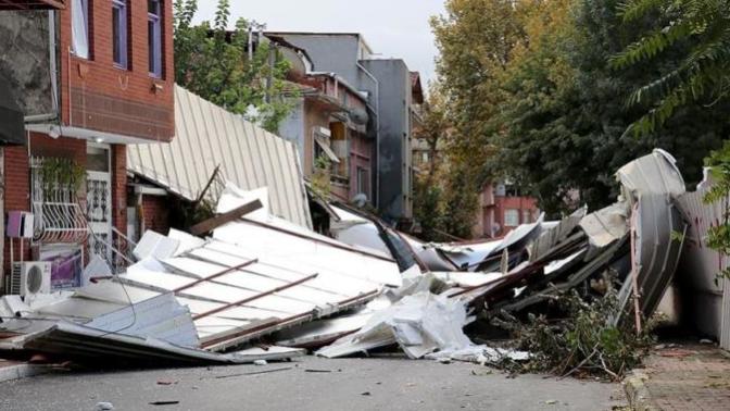 İstanbul'da Fırtına: Maltepe'de Bir Okulun Çatısı Uçtu!