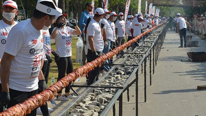 Adana'da, Çin'e Ait Olan Tek Şişte Et Pişirme Rekoru Kırıldı (233,6 Metre)