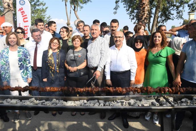 Adana'da, Çin'e Ait Olan Tek Şişte Et Pişirme Rekoru Kırıldı (233,6 Metre)