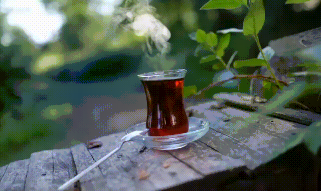Siyah çayın demi ile temizlik