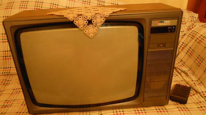 Nostaljik Bir Ev Eşyası Olarak Tüplü Televizyon Nostaljik Bir Ev Eşyası Olarak Tüplü Televizyon