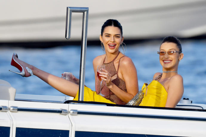 Celebrity İşi, Sıra Dışı Bir Dostluk: Kendall Jenner'dan, Bella Hadid'e Olay Doğum Günü Kutlaması!