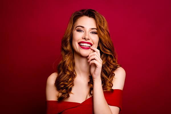 Dişlerin Daha Beyaz Görünmesine Yardımcı Ruj Rengi Seçimi