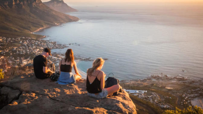 İki Okyanus Bir Şehir: Hint ve Atlas Okyanuslarının Sarıp Sarmaladığı Cape Town'a 15 Madde ile Sihirli Bir Yolculuk İki Okyanus Bir Şehir: Hint ve Atlas Okyanuslarının Sarıp Sarmaladığı Cape Town'a 15 Madde ile Sihirli Bir Yolculuk