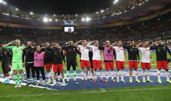 Fransa Maçında Asker Selamı Veren Futbolcular