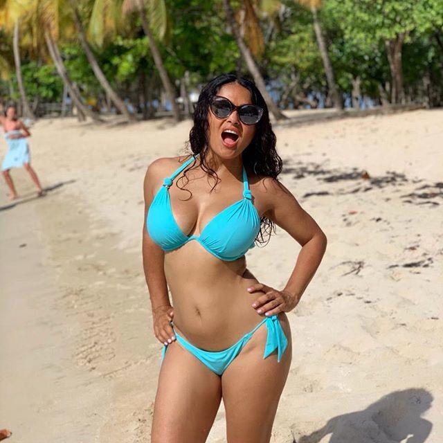 Salma Hayek 12 Milyon Takipçiye Ulaşınca Ne Yapacağını Şaşırdı (Foto Haber)