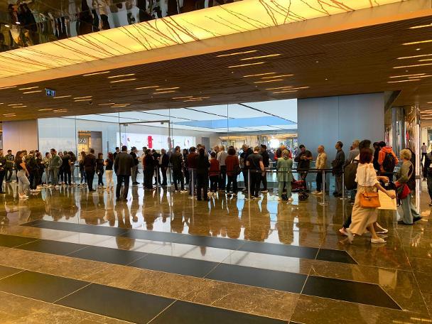 İstanbulda iPhone 11 Sahibi Olmak İsteyenler Metrelerce Kuyruk Oluşturdu!