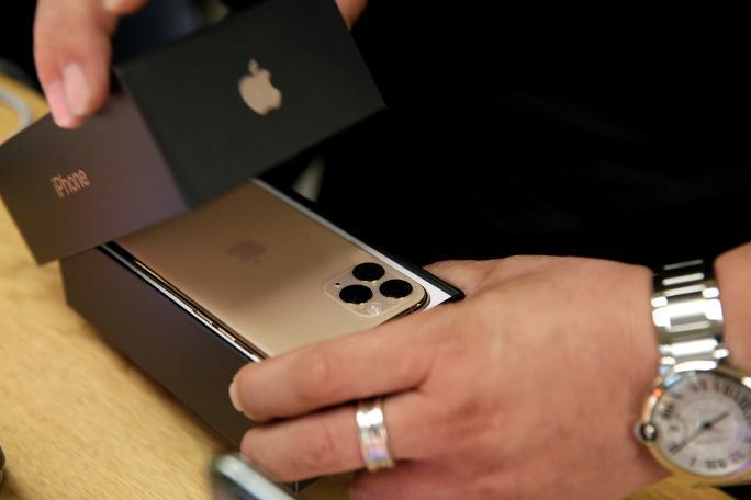İstanbulda iPhone 11 Sahibi Olmak İsteyenler Metrelerce Kuyruk Oluşturdu!