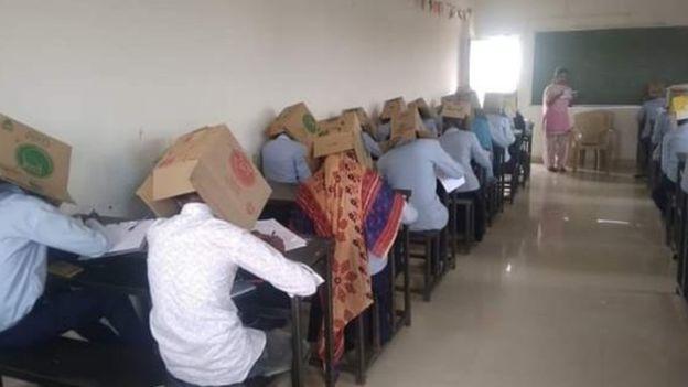 Kafalarında Kutularla Sınava Giren Öğrenciler