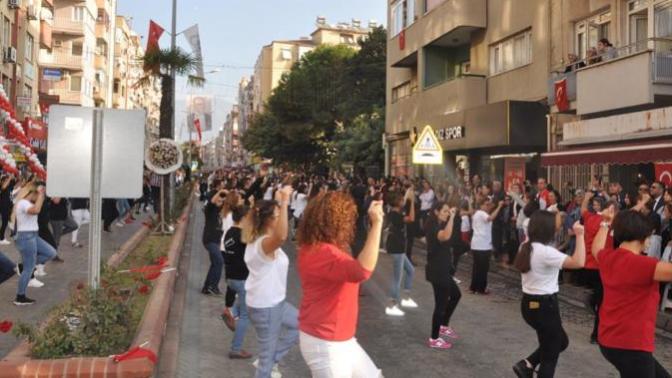 Ödemiş'te 29 Ekim Cumhuriyet Bayramı Kutlamaları Kapsamında 2 Bin Kişi Zeybek Oynadı