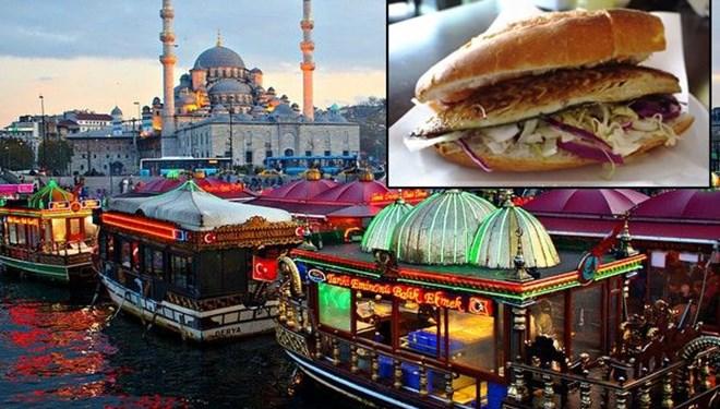 Eminönünde Balık - Ekmek Satan Tekneler