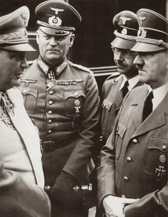 Hitlerin beyin takımı; soldan sağa Göring, Keitel, Himmler, Hitler..