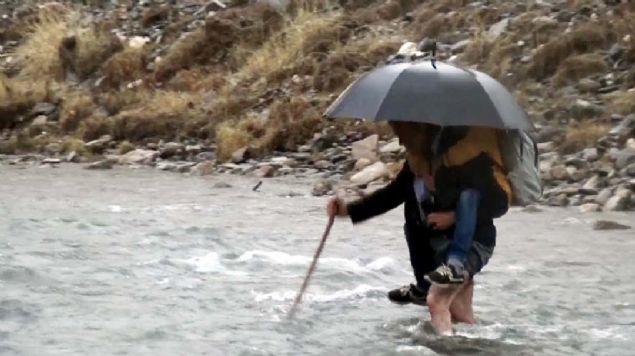 Bu Babanın Sesini Duyan Yok Mu? Çocuklarını Sırtında Taşıyarak Okul Servisine Ulaştırıyor!