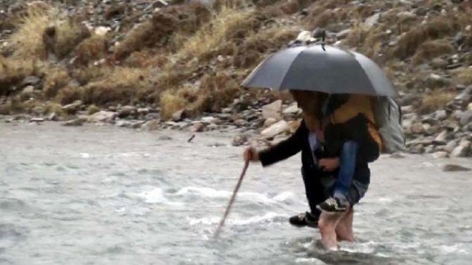 Bu Babanın Sesini Duyan Yok Mu? Çocuklarını Sırtında Taşıyarak Okul Servisine Ulaştırıyor!