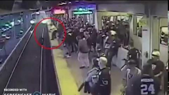 Metroda Raylara Düşen Adamın Mucize Kurtuluşu!