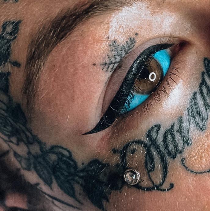 Amber Luke ve Gözüne Yaptırdığı Mavi Dövme