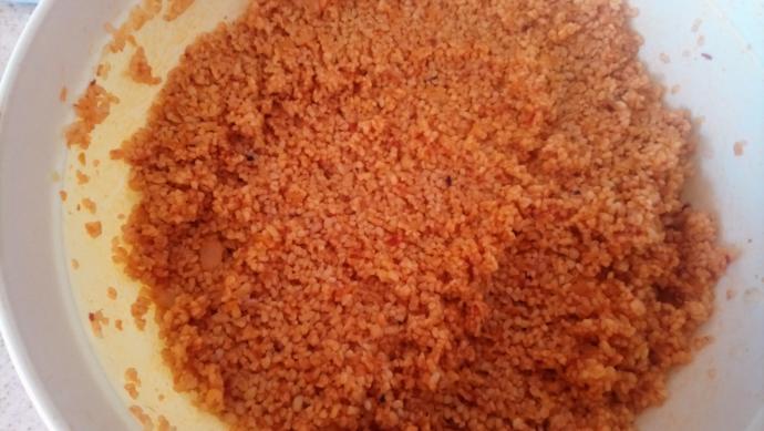 Biber salçasını da ekleyip tuz ile iyice karıştırın
