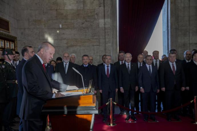 Erdoğan, Anıtkabir Özel Defterini İmzaladı