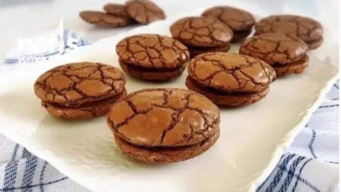  Daha Önce Yemeyenler İçin Müthiş Lezzet: Brownie Sandviç Nasıl Yapılır?