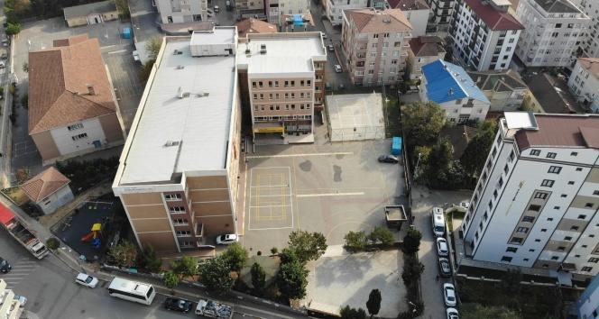 Sınava Girmek İstemeyen Liseli Camdan Atladı!
