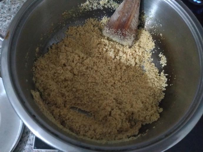 Hızlıca Gelen Misafirlere Yapabileceğiniz 3 Malzemeli İrmik Helvası Tarifi