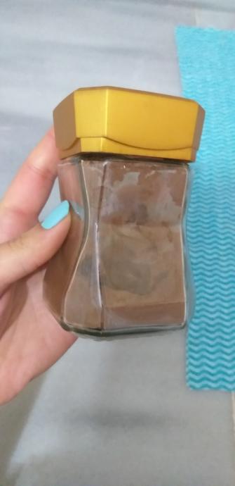 Bir kaşık kakao ( kakao olduğuna emin olmadan atma, ben nerdeyse kakao sanıp köri atıyordum süte 😳)