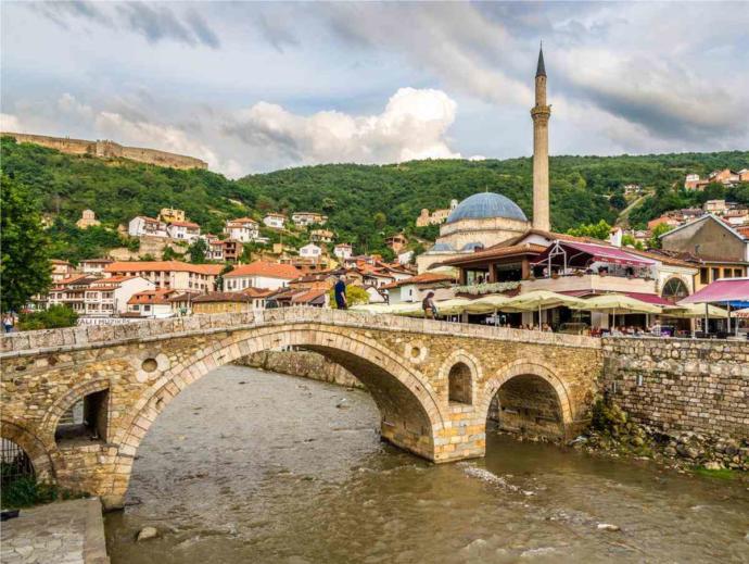 Fotoğraf köşesi olarak bilinen karşısında Sinan Paşa Camisini barındıran Taş Köprü